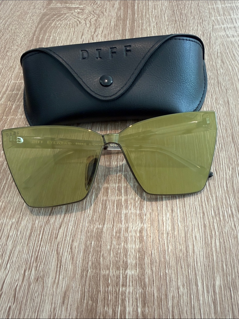 Diff Eyewear Women’s Olive Rimless Cat-Eye Sunglasses